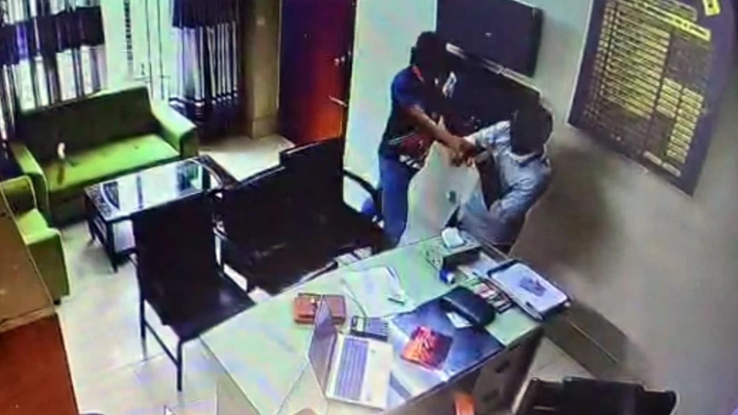 কৃষি প্রণোদনা দিতে রাজি না হওয়ায় কৃষি কর্মকর্তাকে পেটালেন ছাত্রদল নেতা